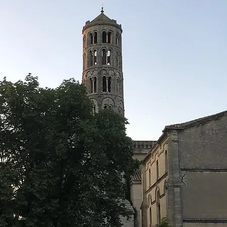à Pied, Dans Cadre D'exception Uzès